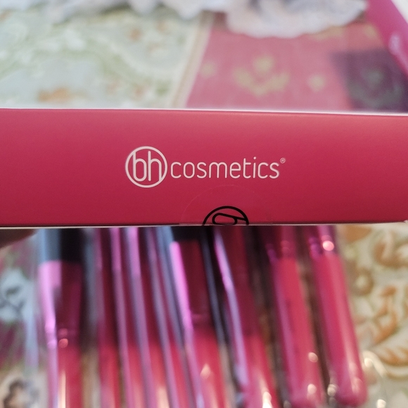 ❌️SOLD 🔵2/$60 - BH COSMETICS Fan Faves Brush Set (10pc) - Picture 2 of 5